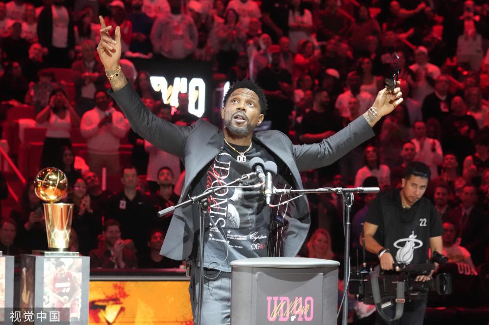 球场瞬间陷 球场瞬间陷